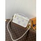 M23940 Pochette Métis East West